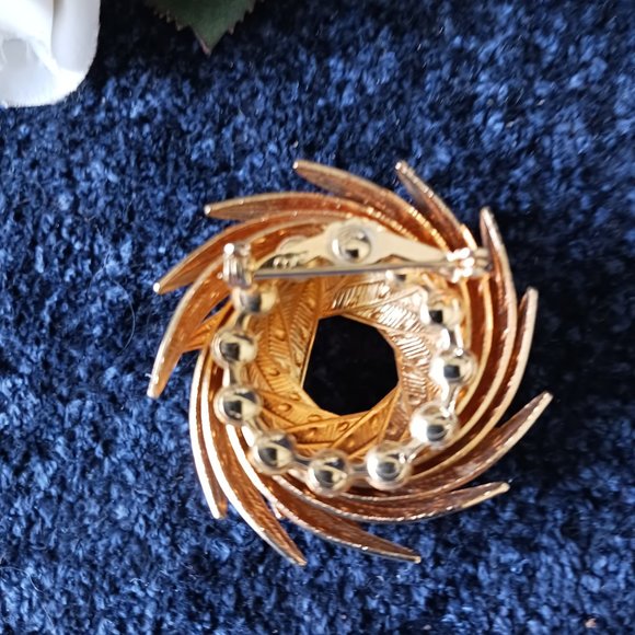 Vintage Coro Gold Tone Leaf Wreath Dimensional Brooch 1.75" - Picture 2 of 8